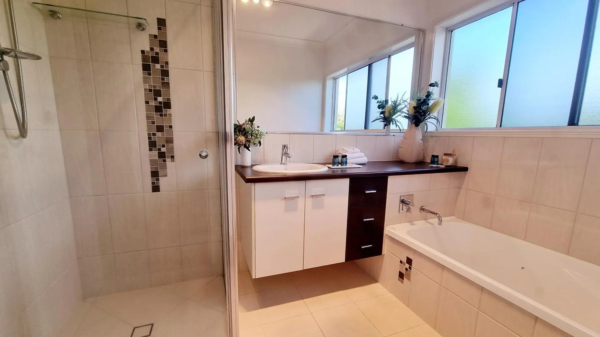 Semesterbostad Tranquil Getaway With Pool, Outdoor Kitchen And Bar Villa Hervey Bay